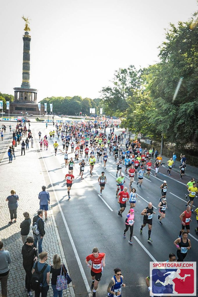 Running past the Victory Column in the Berlin Marathon 2018
