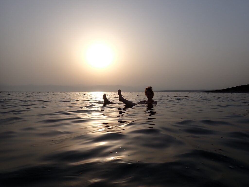 The running ginger bathing in the Dead Sea before the Petra Marathon 2022
