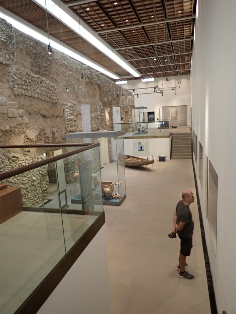 Touristic highlights of Bahrain to visit in Manama in a day. National Museum.