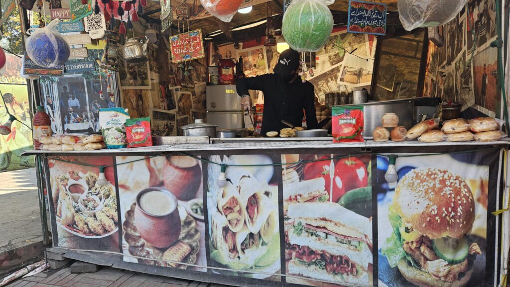 Eating in Pakistan. Street stall.