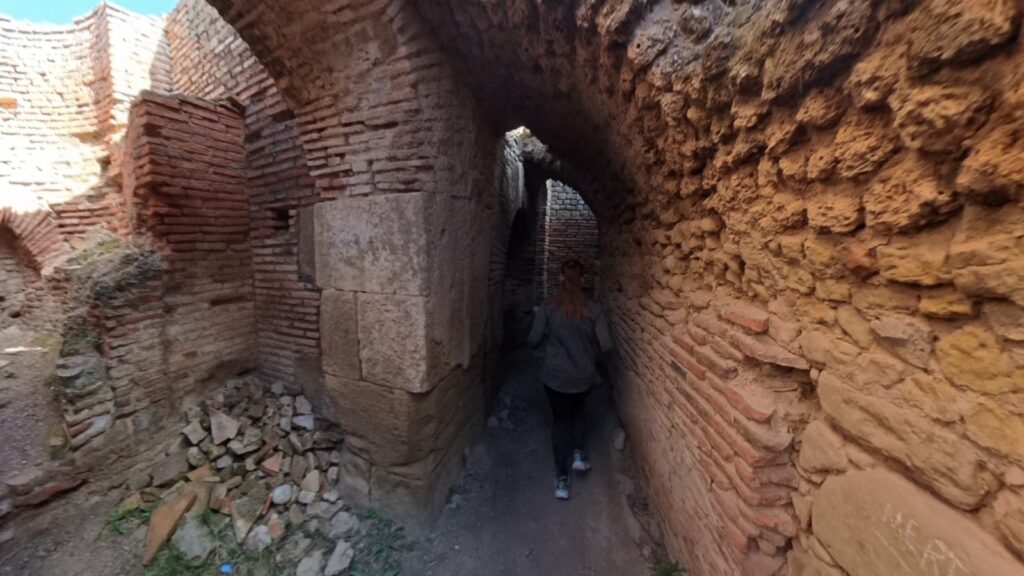 The running ginger running inside the ruins of Timgad, Argelia, in 2026. Recommended route for running and experiencing history at the same time.