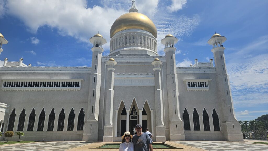 Highlights of Bandar Seri Begawan, capital of Brunei, in 2026. Recomended visits. Sultan Omar Ali Saifuddin Mosque.