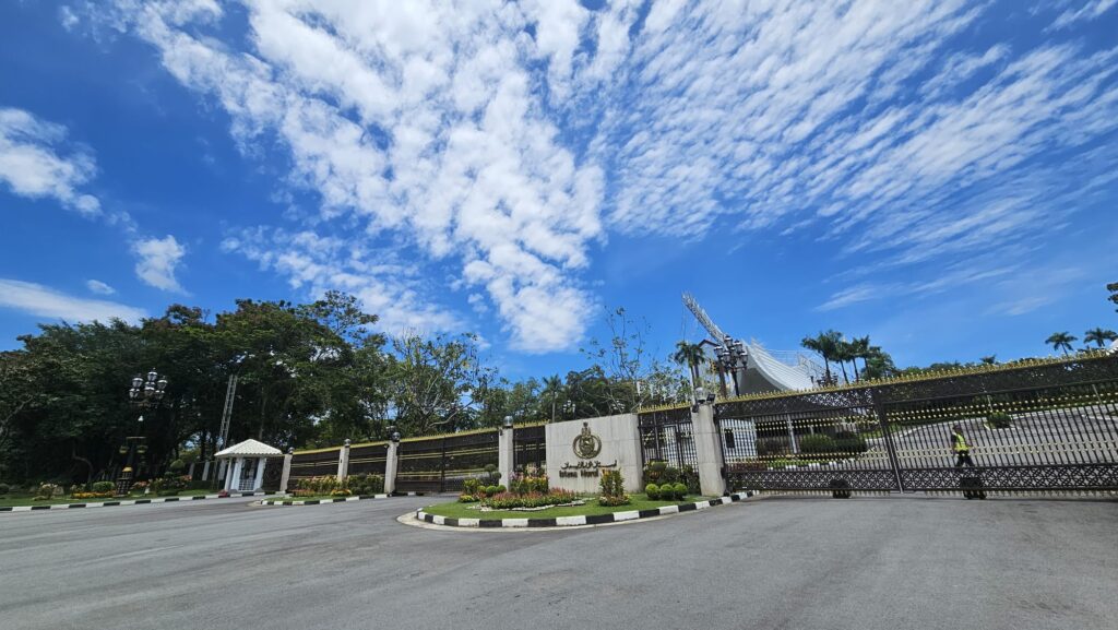 Highlights of Bandar Seri Begawan, capital of Brunei, in 2026. Recomended visits. Royal Palace.