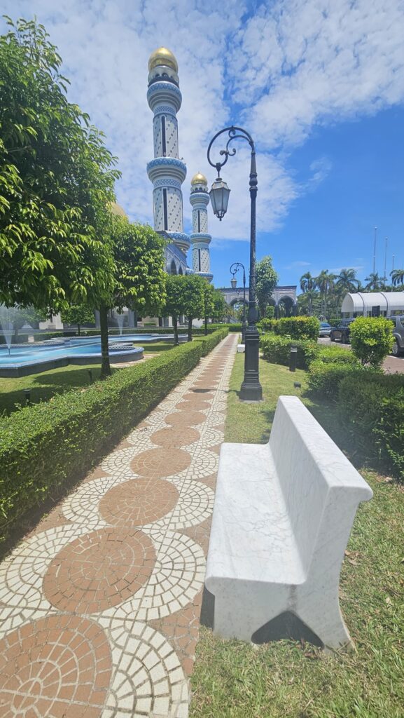Highlights of Bandar Seri Begawan, capital of Brunei, in 2026. Recomended visits. Jame' Asr Hassanil Bolkiah Mosque
