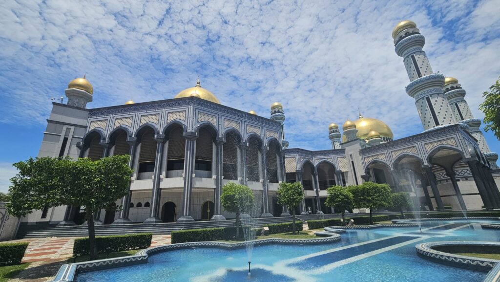 Highlights of Bandar Seri Begawan, capital of Brunei, in 2026. Recomended visits. Jame' Asr Hassanil Bolkiah Mosque