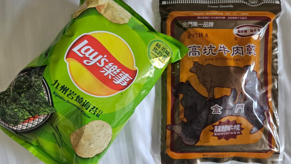 Food in Taiwan: 7/11 choices in Tainan: Seaweed flavoured crisps and beef jerky.