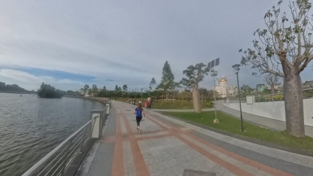 The running ginger running 6 kilometers in Bandar Seri Begawan in Brunei. Recommended run.