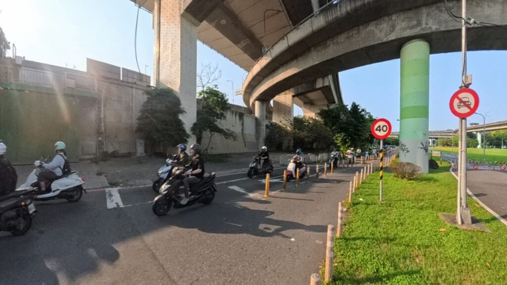 The running ginger running in Taipei. Recommended route around the river Tamsui and Yanping Riverside Park.