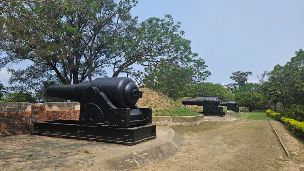 Touristic highlights of Tainan, in Taiwan, during a scenic 10k run. Recommended route for running in Anping and Tainan in general. Eternal Golden Park and Fort.