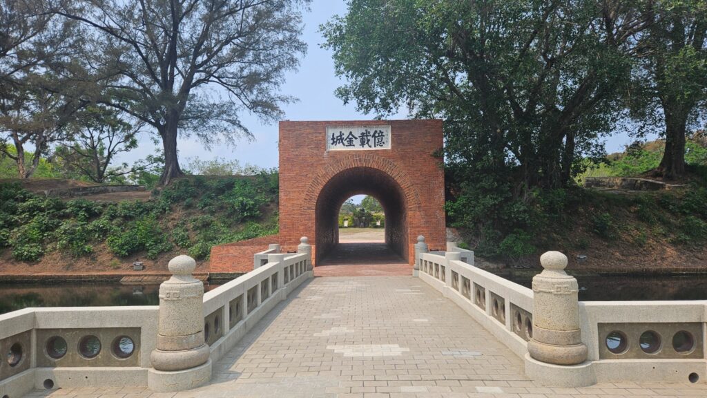 Touristic highlights of Tainan, in Taiwan, during a scenic 10k run. Recommended route for running in Anping and Tainan in general. Eternal Golden Park and Fort.