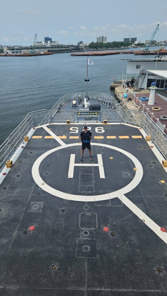 Touristic highlights of Tainan, in Taiwan, during a scenic 10k run. Recommended route for running in Anping and Tainan in general. Navy Destroyer Park.