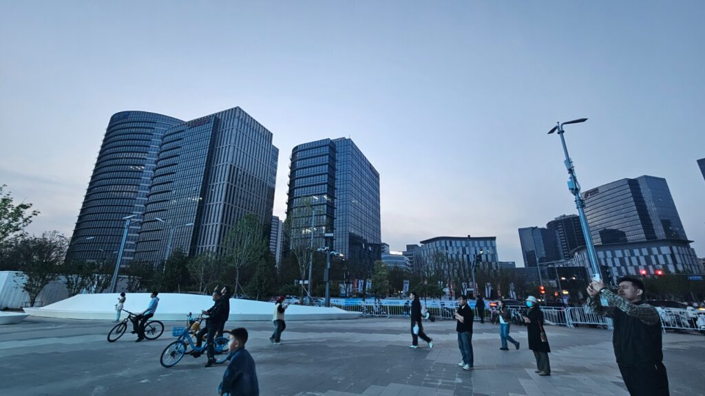 The running ginger running with robots: humanoid robot e-town half marathon in Beijing in 2026